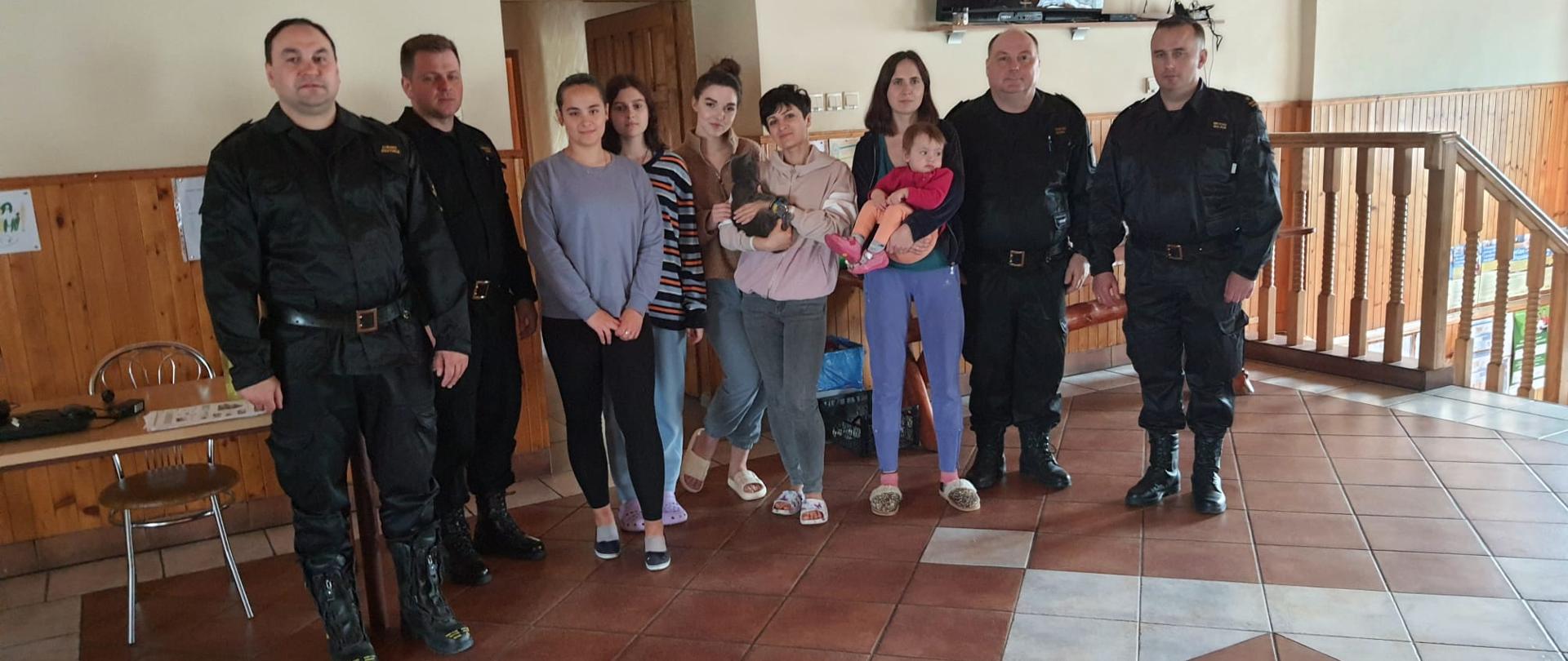 Na zdjeciu widoczni Komendant Powiatowy PSP w Miechowie z oficerami tej komendy wraz z uchodzcami z Ukrainy zakwaterownycni w remizie OSP Przybysławice