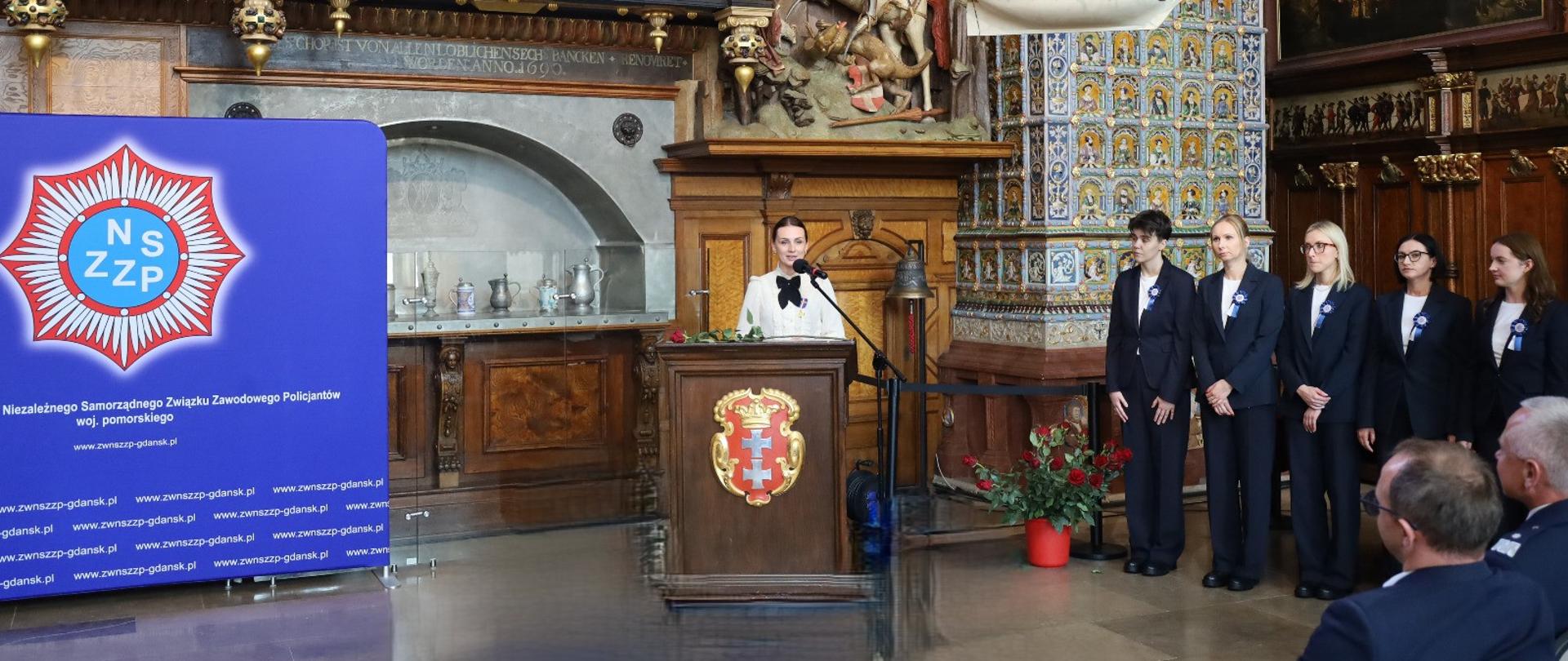 wojewoda przemawia do zgromadzonych w Dworze Artusa