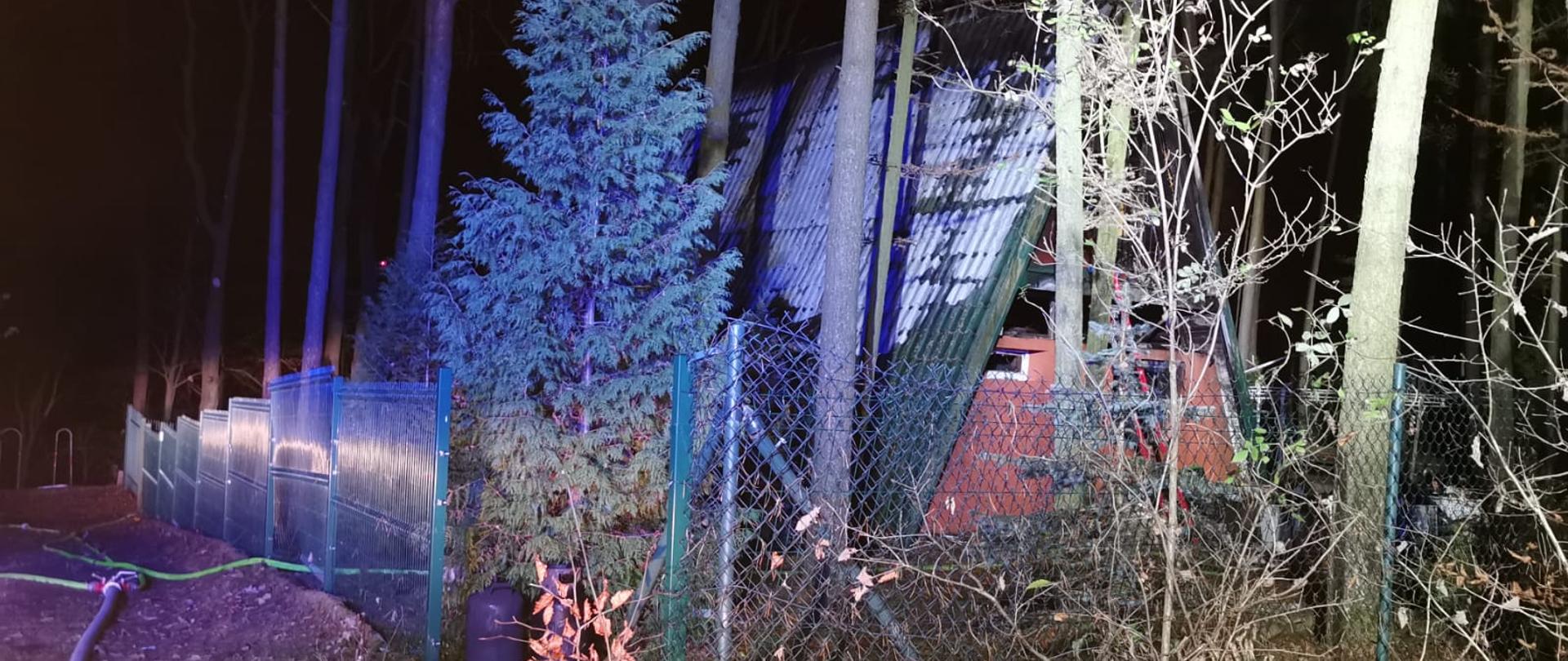 Domek letniskowy usytuowany na zalesionej działce