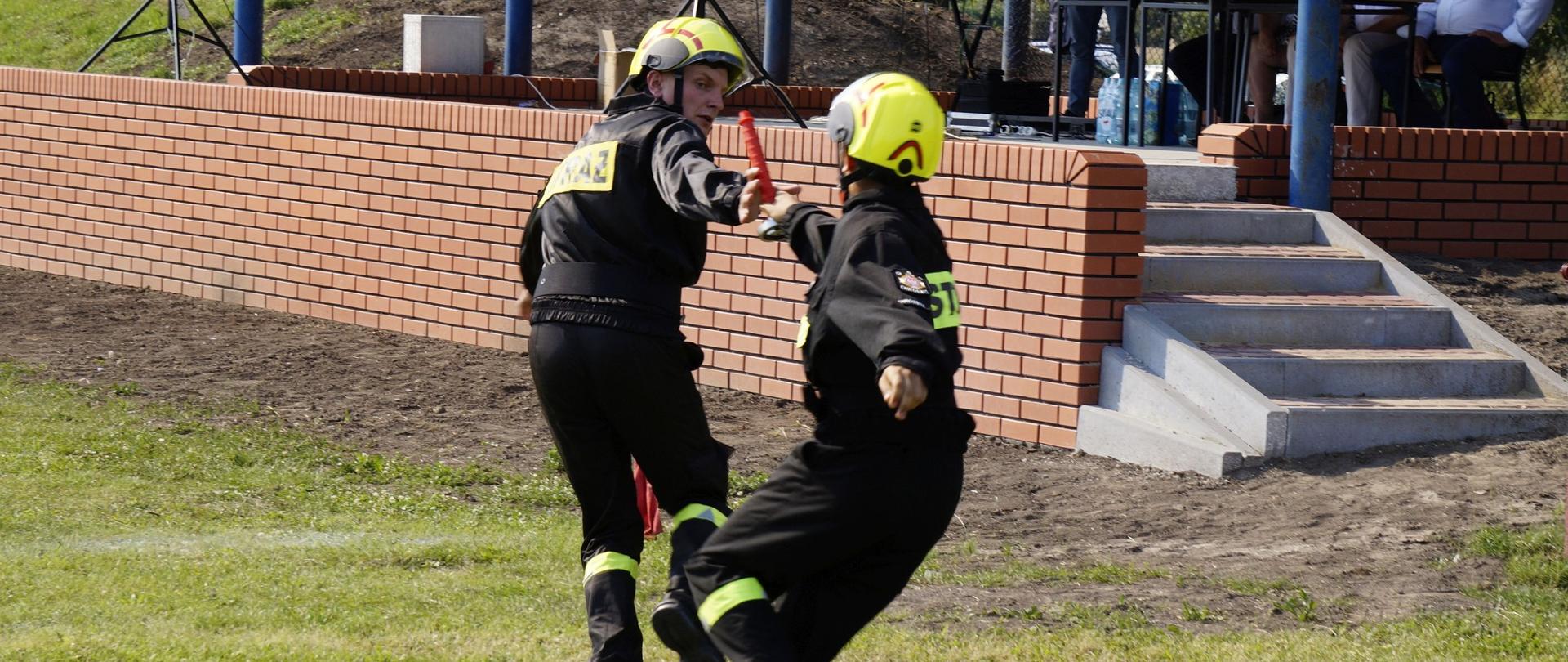 Zawodnicy OSP podczas konkurencji sztafeta pożarnicza.