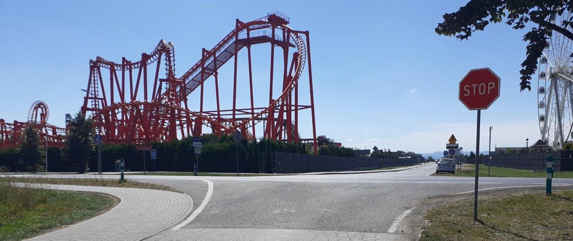 Miejsce inwestycji, skrzyżowanie DK44 z ul. Puchalskiego. W tle widoczne atrakcje pobliskiego parku rozrywki Energylandia - Partnera Zewnętrznego inwestycji