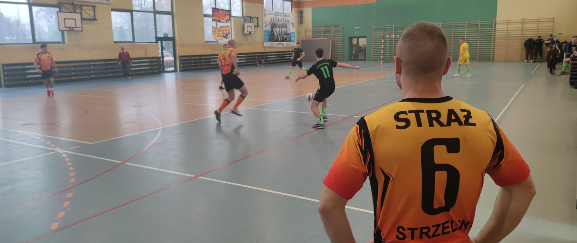 Widok na grających piłkarzy