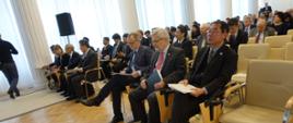 Zdjęcie przedstawiające grupę uczestników seminarium przedstawicieli strony polskiej i japońskiej siedzących na sali Ministerstwa Energii 