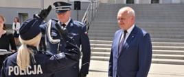 Wojewoda z komendantem wojewódzkim policji wręcza odznaczenie policjantce (stoi tyłem do obiektywu). 