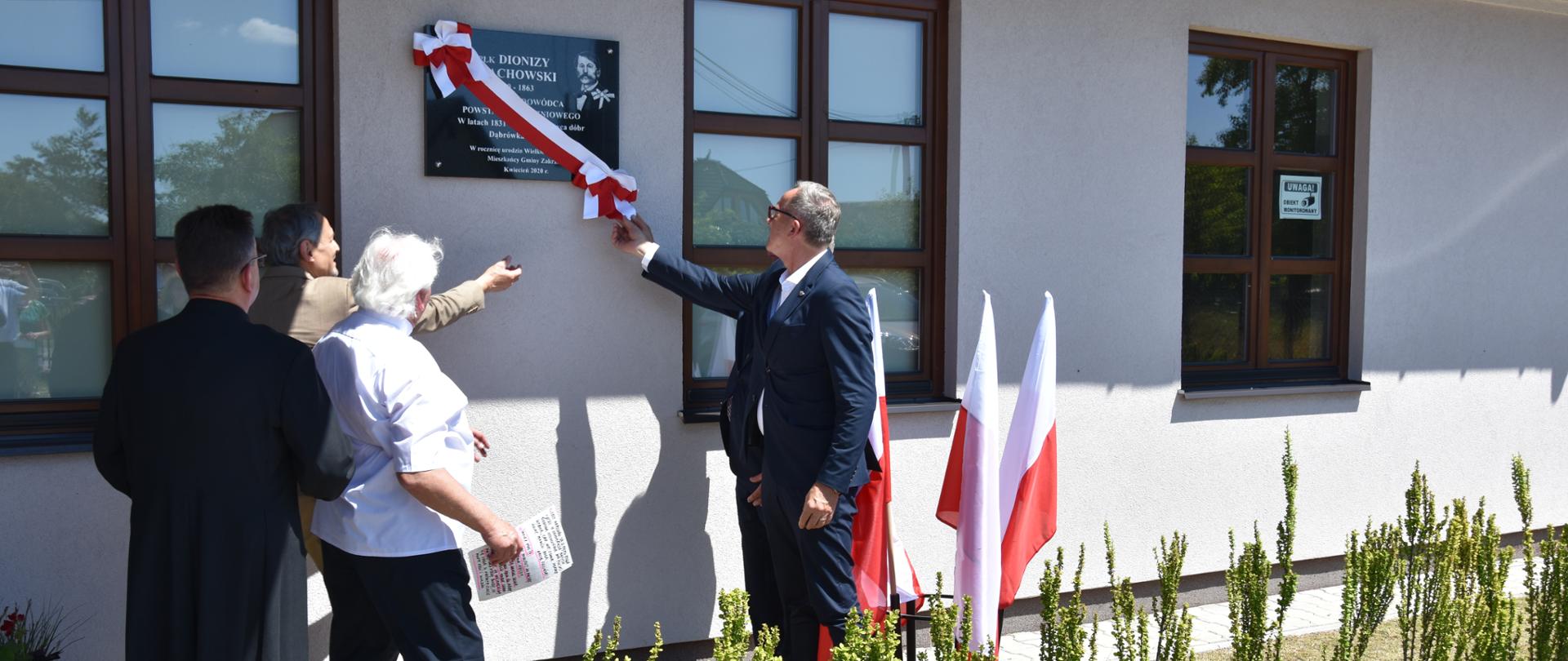 Uroczyste odsłonięcie tablicy pamiątkowej poświęconej pułkownikowi Dionizemu Czachowskiemu. Wystąpienie Krzysztofa Murawskiego, Kierownika Delegatury MUW w Radomiu.