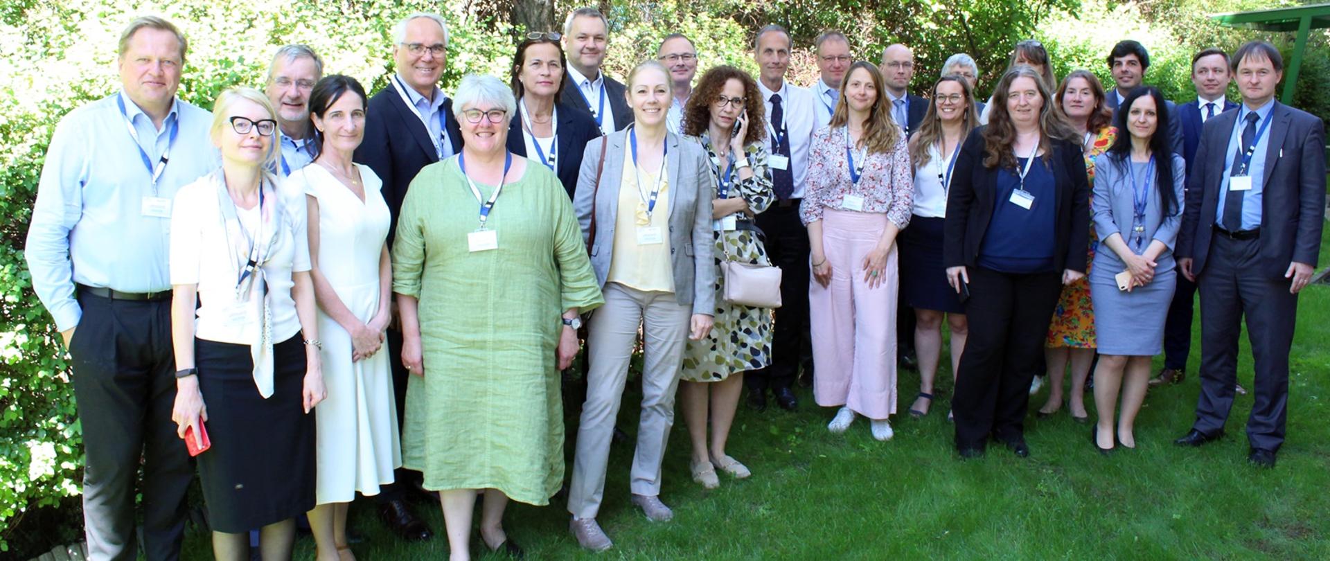 Uczestnicy posiedzenia Zarządu Herca stoją w plenerze