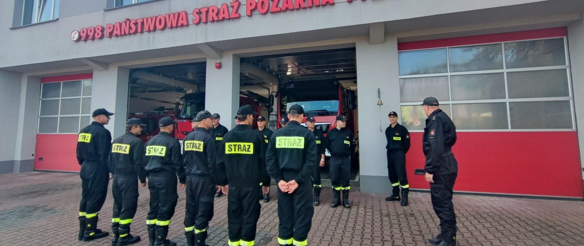 W dniu 29.06.2022r. ostatni raz w podziale bojowym Jednostki Ratowniczo-Gaśniczej w Przasnyszu pełnił służbę mł.kpt. Damian Koźlikowski. Na własny wniosek Decyzją Mazowieckiego Komendanta Wojewódzkiego został przeniesiony do pełnienia służby w Komendzie Powiatowej Państwowej Straży Pożarnej w Mławie.
mł.kpt. Damian Koźlikowski służbę w naszej Komendzie podjął 1 lipca 2019 r. na stanowisku Dowódcy Zastępu. Swoje obowiązki wypełniał sumienie i rzetelnie wykazując się wielkim profesjonalizmem. Na nowej drodze życia Wszyscy Koledzy i Koleżanki z KP PSP w Przasnyszu Życzą Ci Damian Wszystkiego Najlepszego !!!!!!