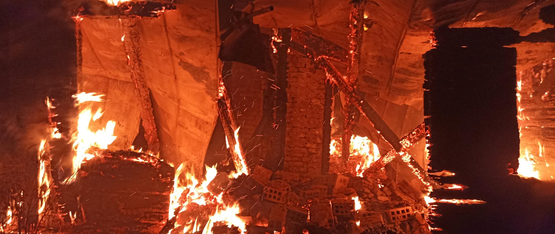 Budynek zawalony całkowicie w płomieniach