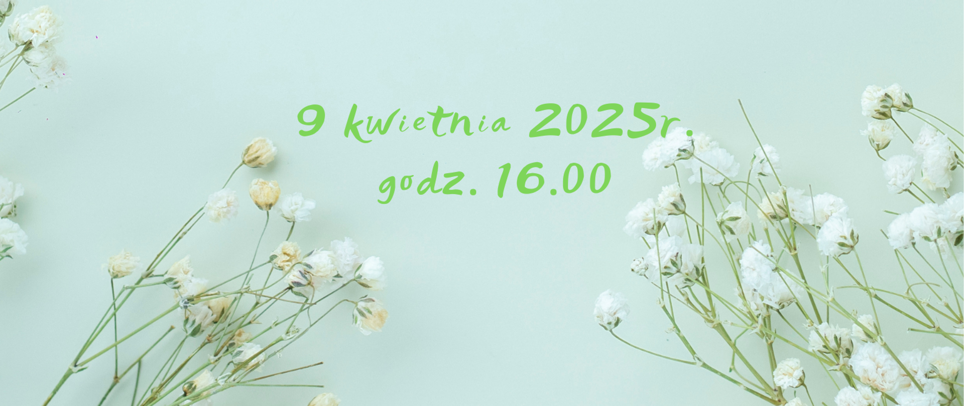 Plakat zapraszający na "Wiosenny Koncert" pt. "Zielono mi..." Tło jest jasne, pastelowozielone, ozdobione białymi kwiatami  w rogach. Tekst jest napisany zieloną, ręcznie stylizowaną czcionką. Wydarzenie odbędzie się 9 kwietnia 2025 roku o godzinie 16:00.