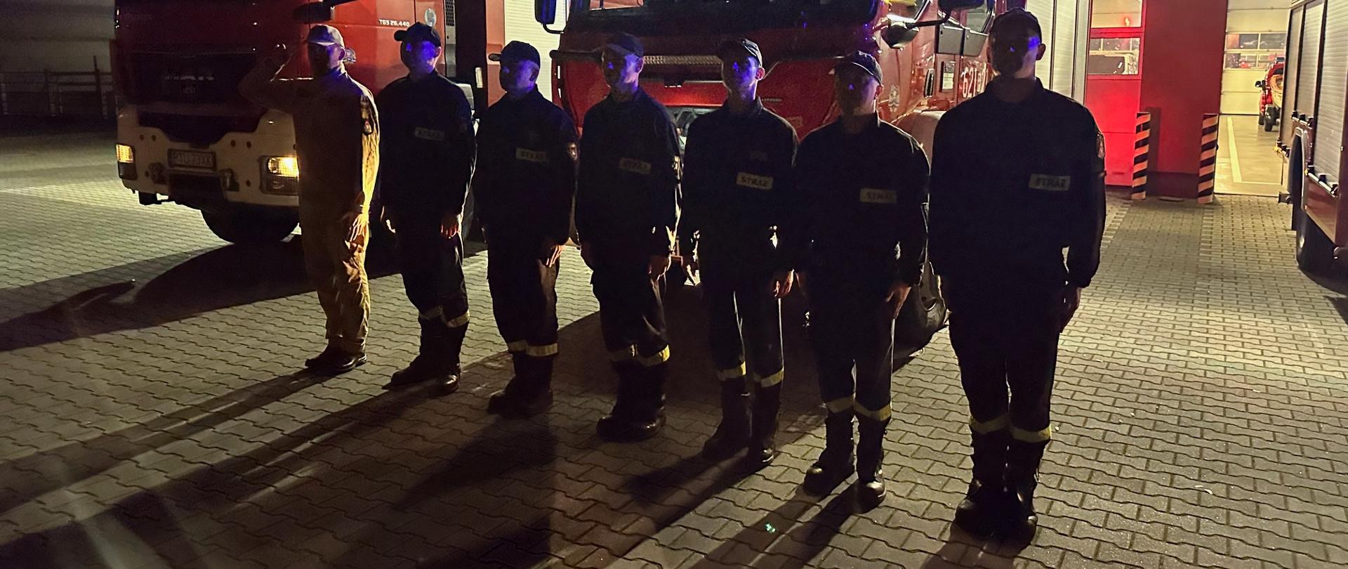 Strażacy w oddalający hołd zmarłemu strażakowi.