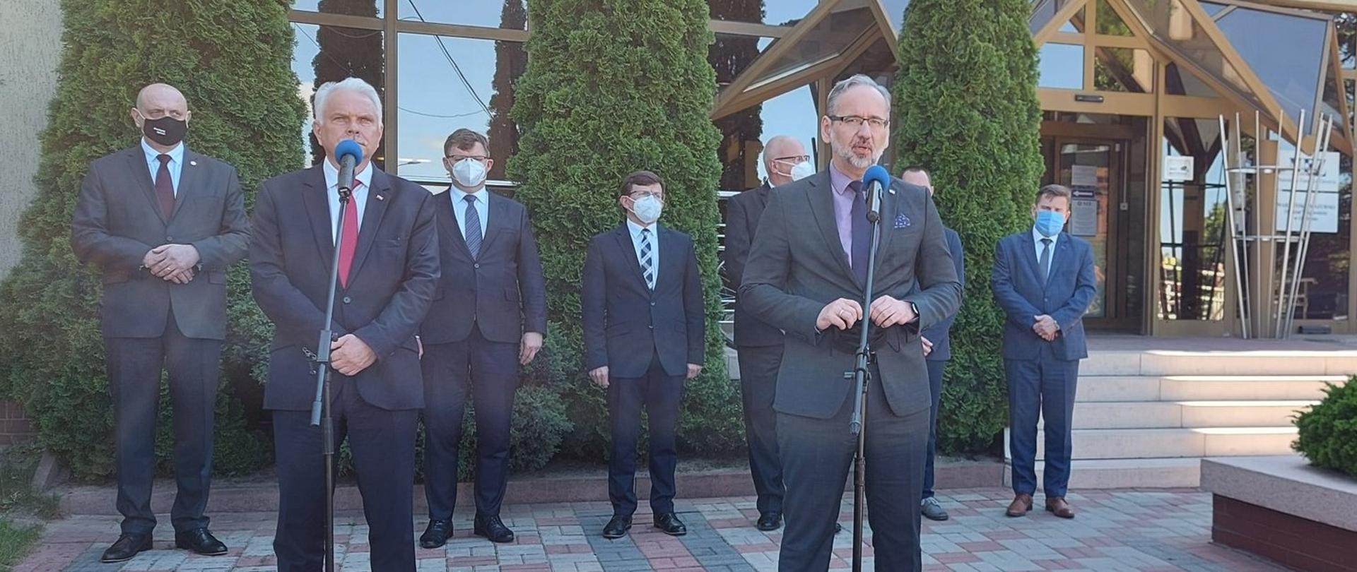 Adam Niedzielski, minister zdrowia i Waldemar Kraska, sekretarz stanu w Ministerstwie Zdrowia przed budynkiem Wojewódzkiej Stacji Sanitarno-Epidemiologicznej w Olsztynie