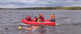 Ćwiczenia strażaków z ratownictwa wodnego na jeziorze paprocańskim.
