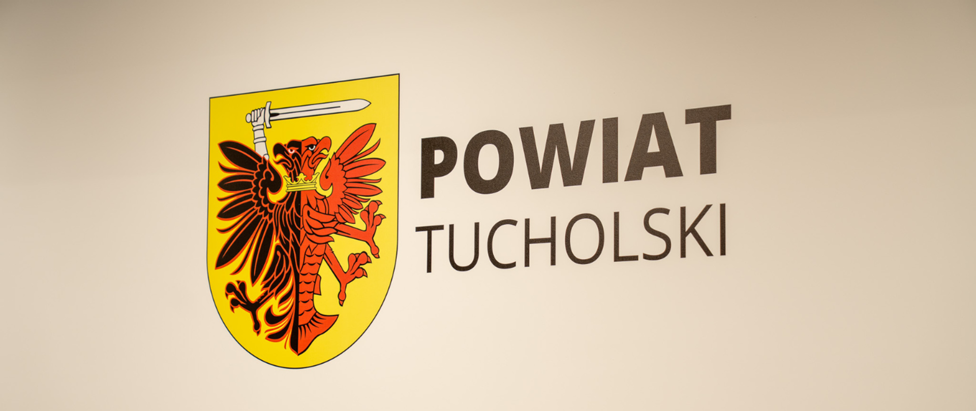 Wojewoda Michał Sztybel z wizytą w powiecie tucholskim. Bezpieczeństwo, edukacja i kluczowe inwestycje