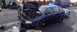 Wypadek dwóch samochodów na skrzyżowaniu 