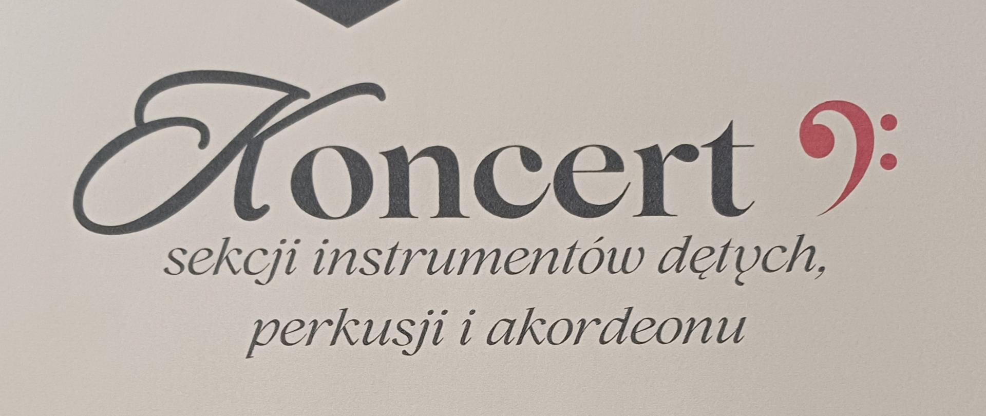 Plakat informujący o koncercie uczniów klas I - III sekcji instrumentów dętych, perkusji i akordeonu odbywającym się dnia 22 stycznia 2024 o godzinie 16:00