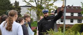 Policjant uczy dzieci poprawnego odczytywania znaków drogowych