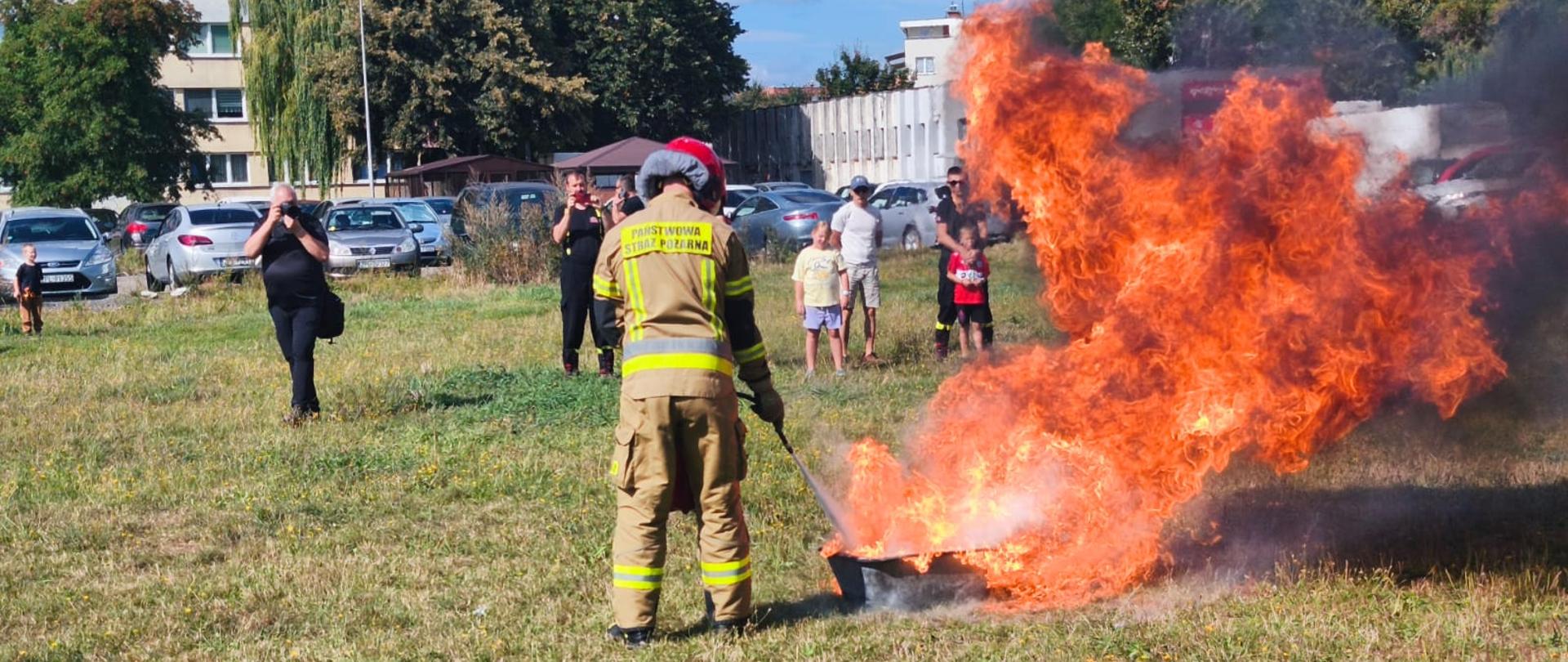 Festyn bezpieczeństwa przy ul. Wyszyńskiego w Policach, stoisko KP PSP w Policach