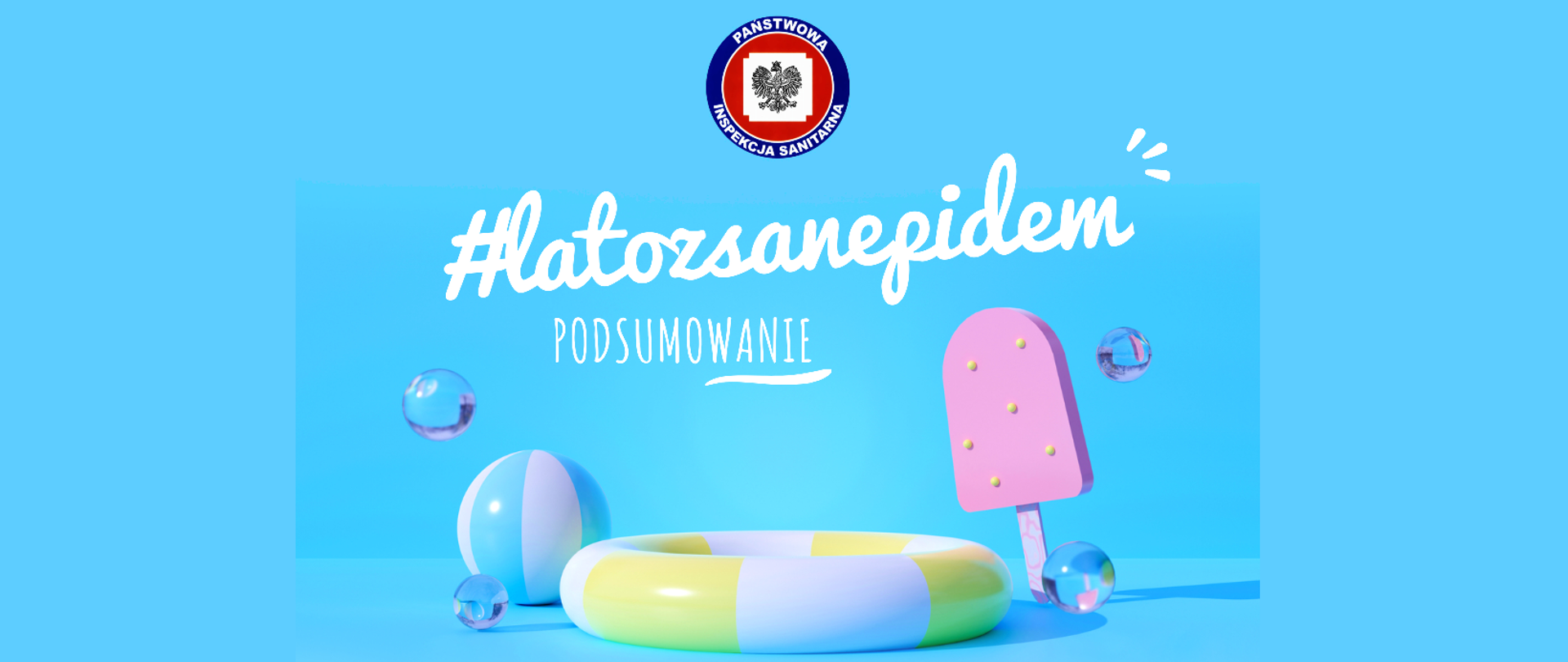 Na grafice jest logo Państwowej Inspekcji Sanitarnej, napis #latozsanepidem, podsumowanie. Poniżej widać krople wody, piłkę oraz koło plażowe i loda na patyku. Tło jest niebieskie.