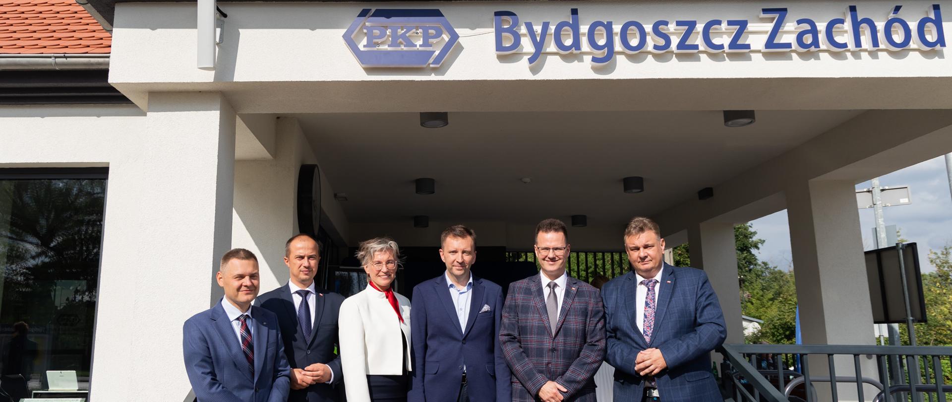 Wiceminister infrastruktury Andrzej Bittel w towarzystwie parlamentarzystów i samorządowców na otwarciu wyremontowanego dworca kolejowego Bydgoszcz Zachód