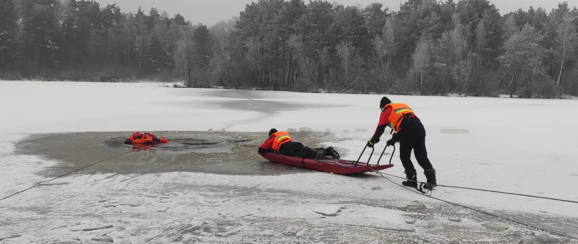 Doskonalenie zawodowe w zakresie ratownictwa lodowego.