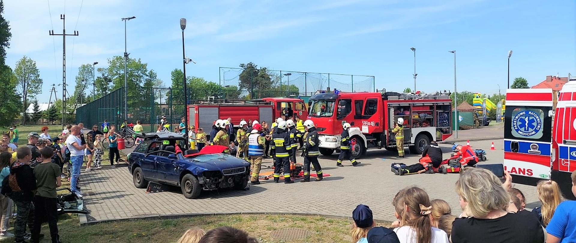 W ubiegłym tygodniu strażacy z Komendy Powiatowej Państwowej Straży Pożarnej w Przasnyszu brali czynny udział obchodach Mazowieckiego Tygodnia Bezpieczeństwa zainicjowanego przez Wojewodę Mazowieckiego oraz Mazowieckie Kuratorium Oświaty. Spotkania strażaków z dziećmi oraz młodzieżą odbywały się w licznych placówkach oświatowych na terenie powiatu przasnyskiego oraz w siedzibie KP PSP w Przasnyszu. W Szkole Podstawowej im. ks. Jerzego Popiełuszki w Zielonej oraz Zespole Placówek Oświatowych w Jednorożcu zajęcia z dziećmi były poszerzone o pokazy z ratownictwa technicznego podczas wypadków komunikacyjnych oraz pokaz sprzętu ratowniczego jakim dysponują strażacy.
Mazowiecki Tydzień Bezpieczeństwa stanowił doskonałą okazję do promowania bezpieczeństwa w ruchu drogowym, a w szczególności bezpieczeństwa dzieci i młodzieży szkolnej poprzez:
• upowszechnianie przepisów i zasad bezpiecznego poruszania się po drogach,
• popularyzowanie podstawowych zasad i umiejętności udzielania pierwszej pomocy przedmedycznej,
• poszerzania wiedzy na temat zasad ratownictwa drogowego.
Opracował: Oficer Prasowy Komendanta Powiatowego PSP w Przasnyszu kpt. Piotr Kuligowski.
Zdjęcia: KP PSP Przasnysz.
