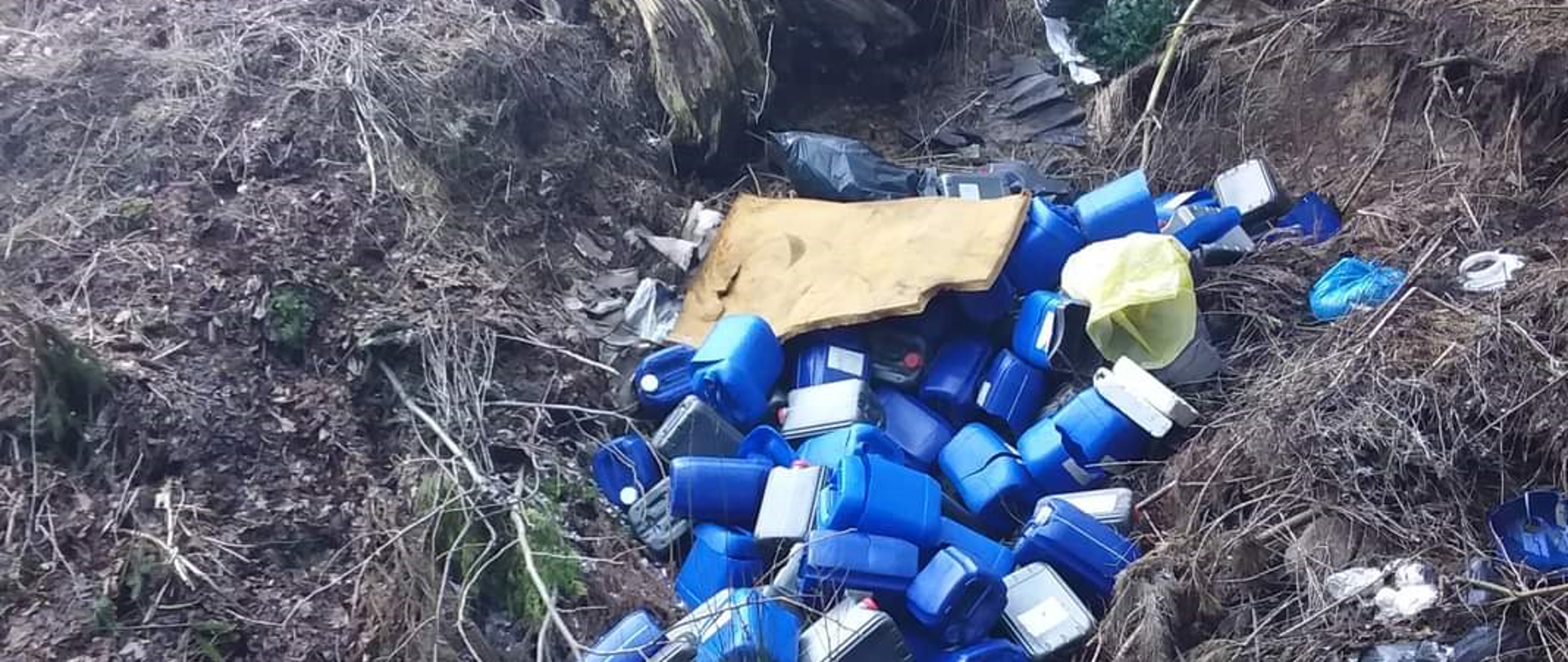Kilkadziesiąt pojemników o pojemności 20 l leży na odkrytym terenie w miejscu do tego nieprzeznaczonym.