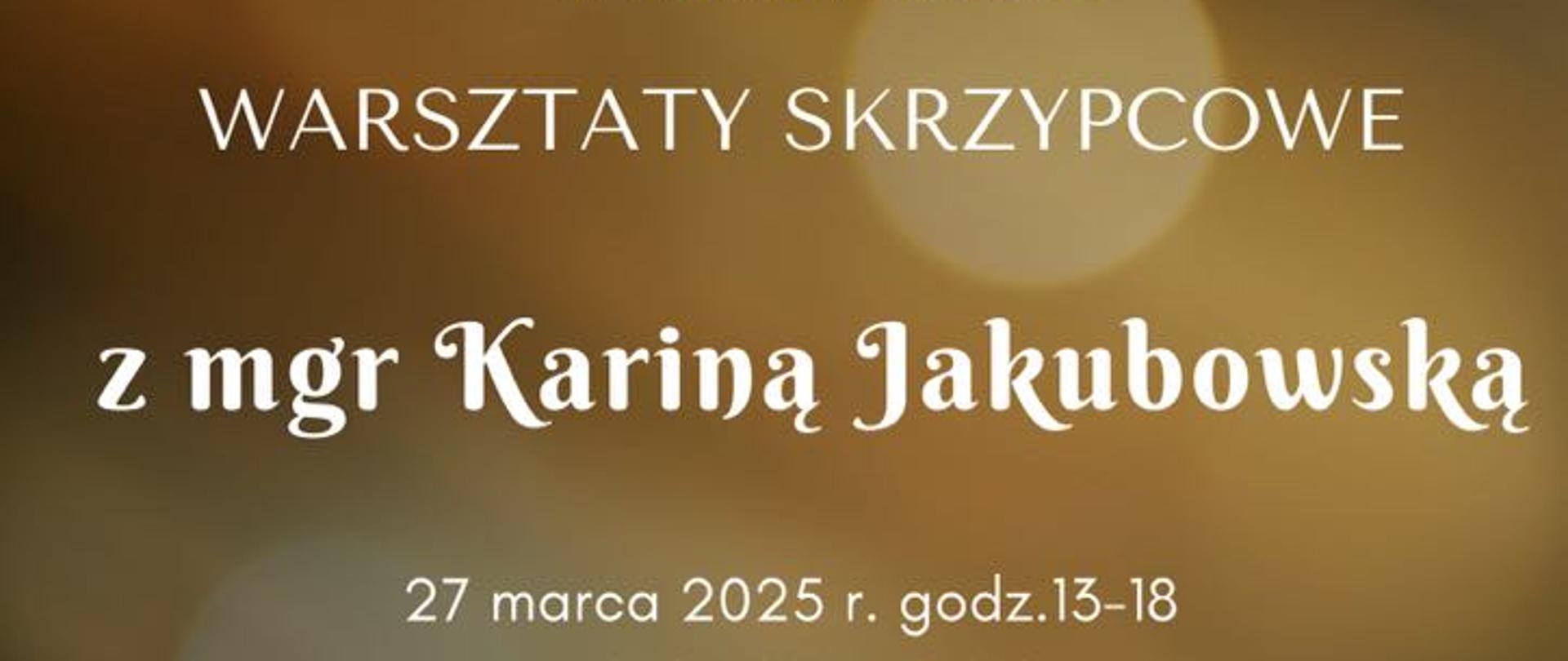Plakat z informacjami dotyczącymi warsztatów skrzypcowych, które odbędą się w sali kameralnej szkoły w dniu 27 marca 2025 roku w godzinach 13:00-18:00. W górnej części plakatu znajduje się zdjęcie przedstawiające zbliżenie na ludzi grających na skrzypcach w orkiestrze. Dolna część plakatu jest w kolorach czarnym i złotym z czterema świetlistymi kołami. 