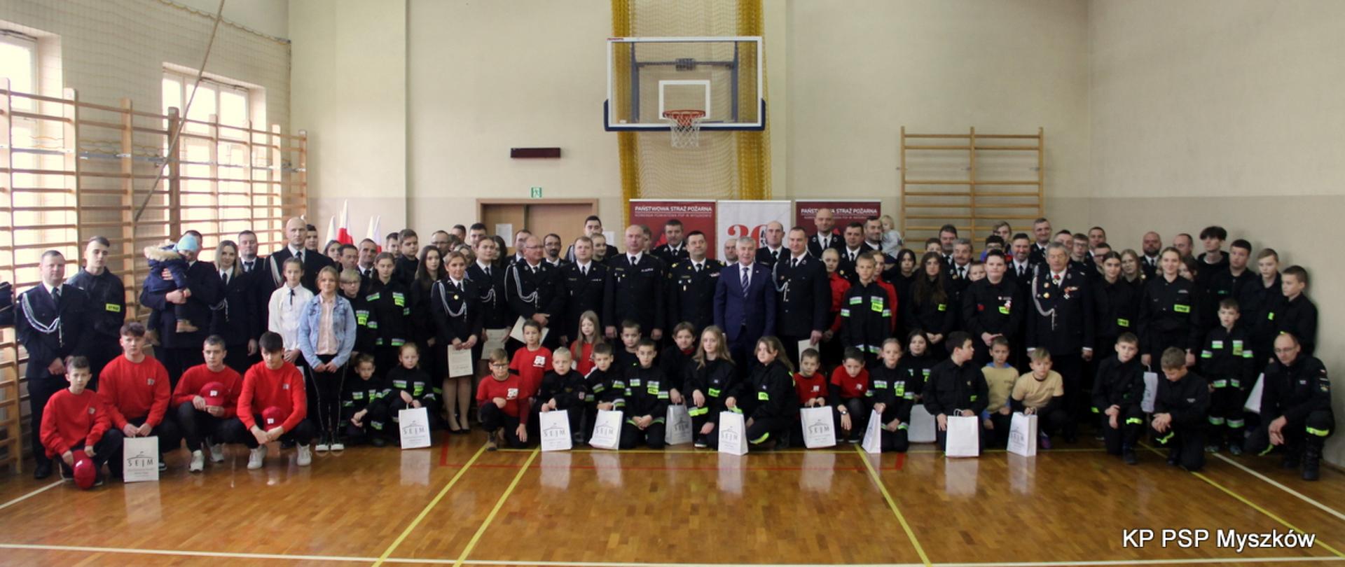 Uroczystość wręczenia promes dotacji celowej dla Ochotniczych Straży Pożarnych na zakup sprzętu dla członków Młodzieżowych Drużyn Pożarniczych z terenu powiatu myszkowskiego