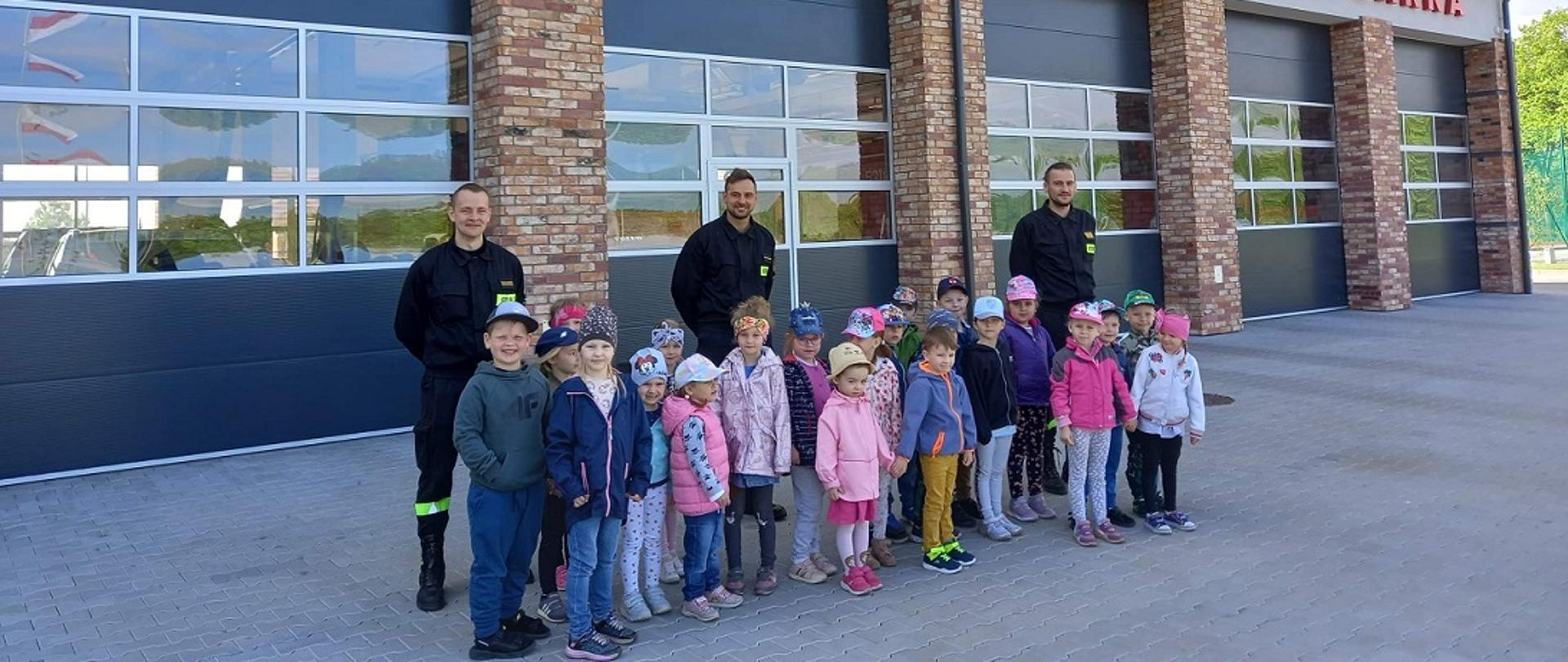 Na zdjęciu dzieci z przedszkola w Gródku podczas wizyty w Komendzie Powiatowej Państwowej Straży Pożarnej w Świeciu.