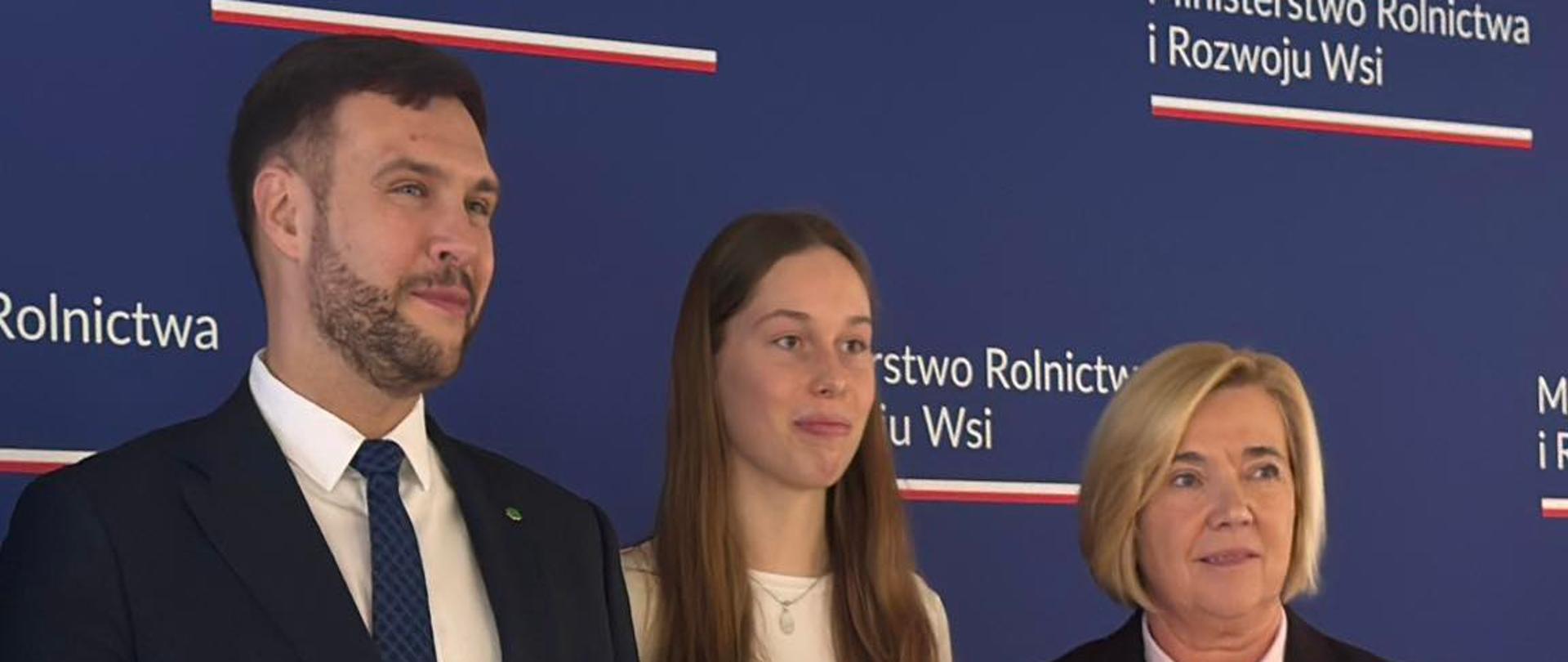 Uczennic z przyznaną nagrodą Ministra Rolnictwa i Rozwoju Wsi