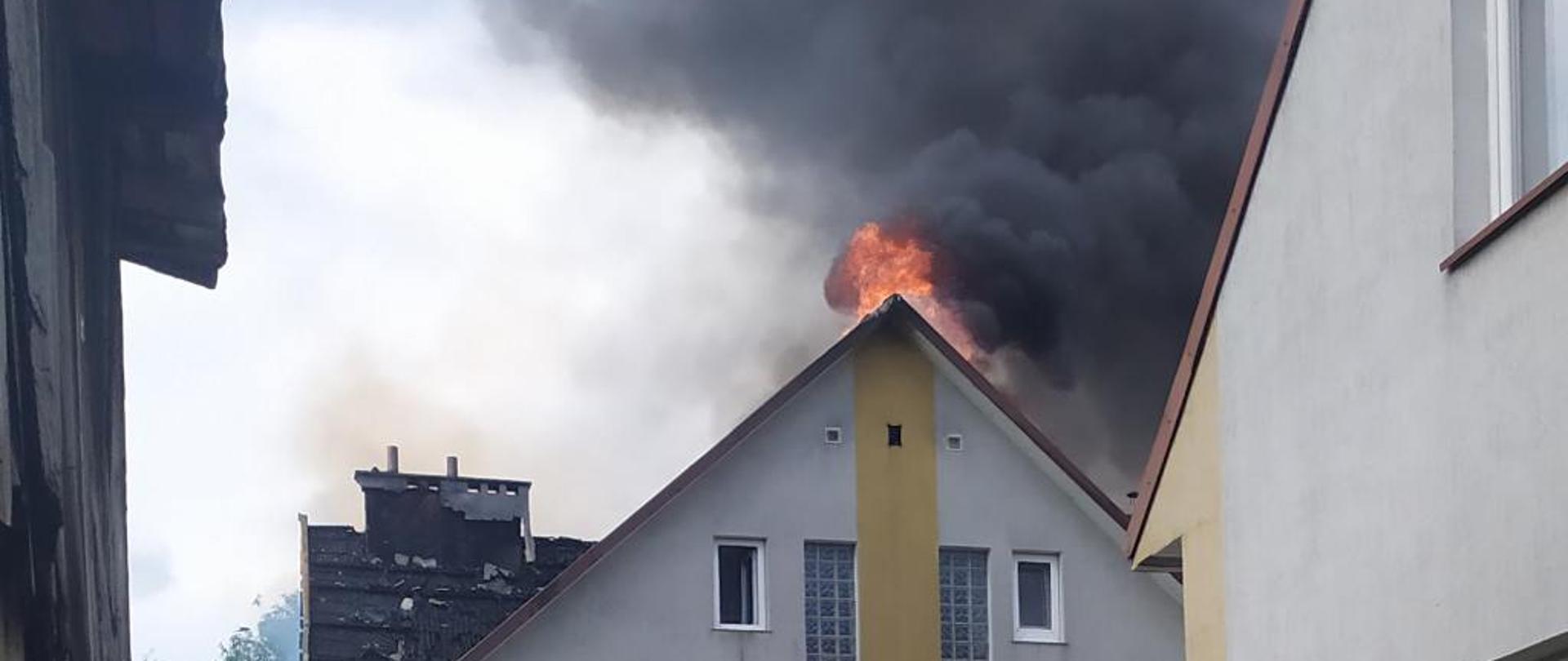 na zdjęciu widać pożar dachu budynku