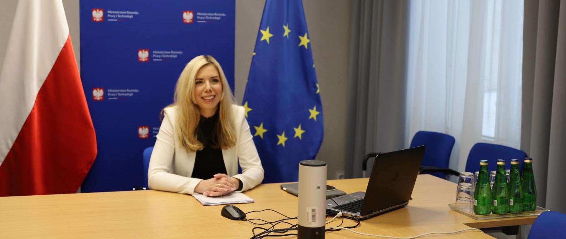 Zdjęcie przedstawia wiceminister Annę Kornecką uczestniczącą w spotkaniu konsultacyjnym dot. reformy planowania przestrzennego