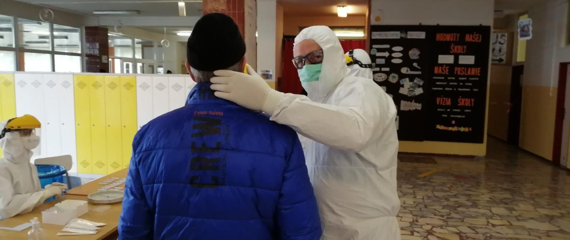 Strażak pobiera wymaz