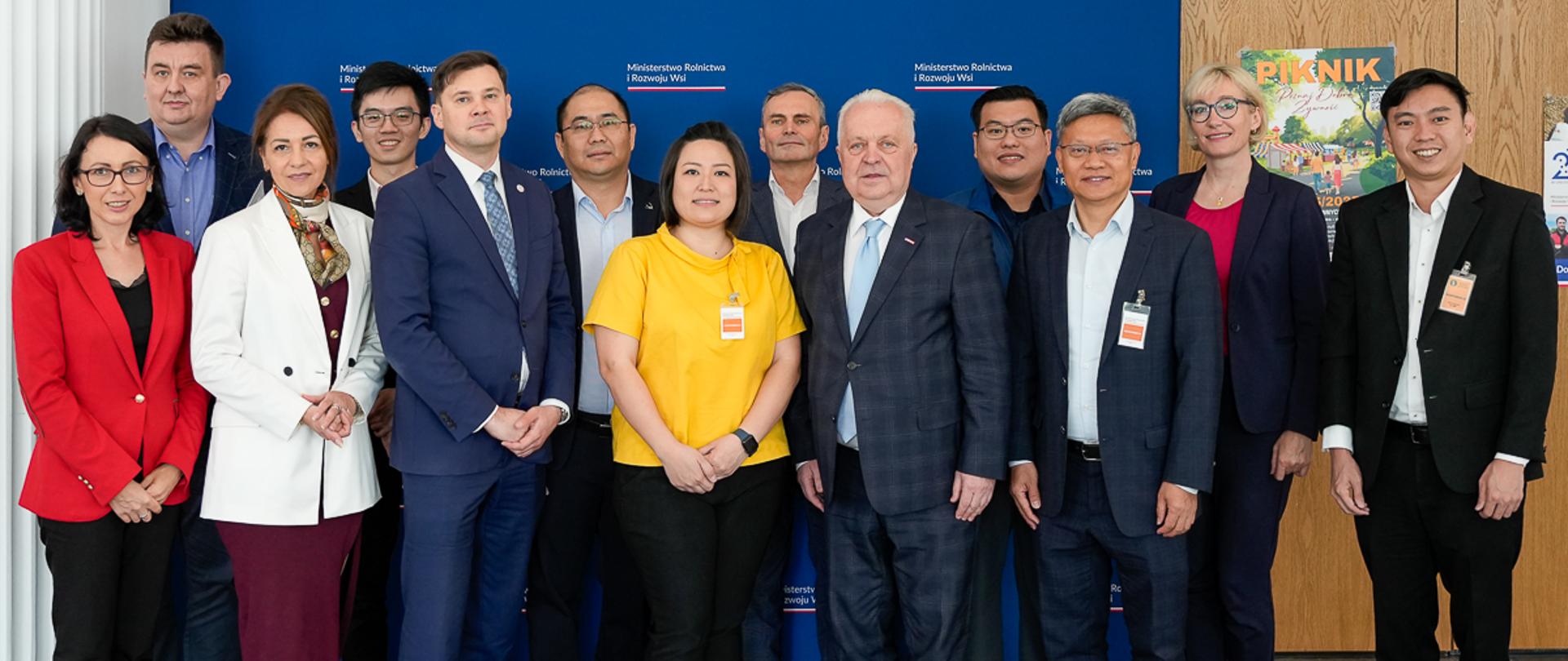 Wspólne zdjęcie po spotkaniu wiceministra Jacka Czerniaka z singapurskimi importerami i dystrybutorami sektora mięsnego (fot. MRiRW)