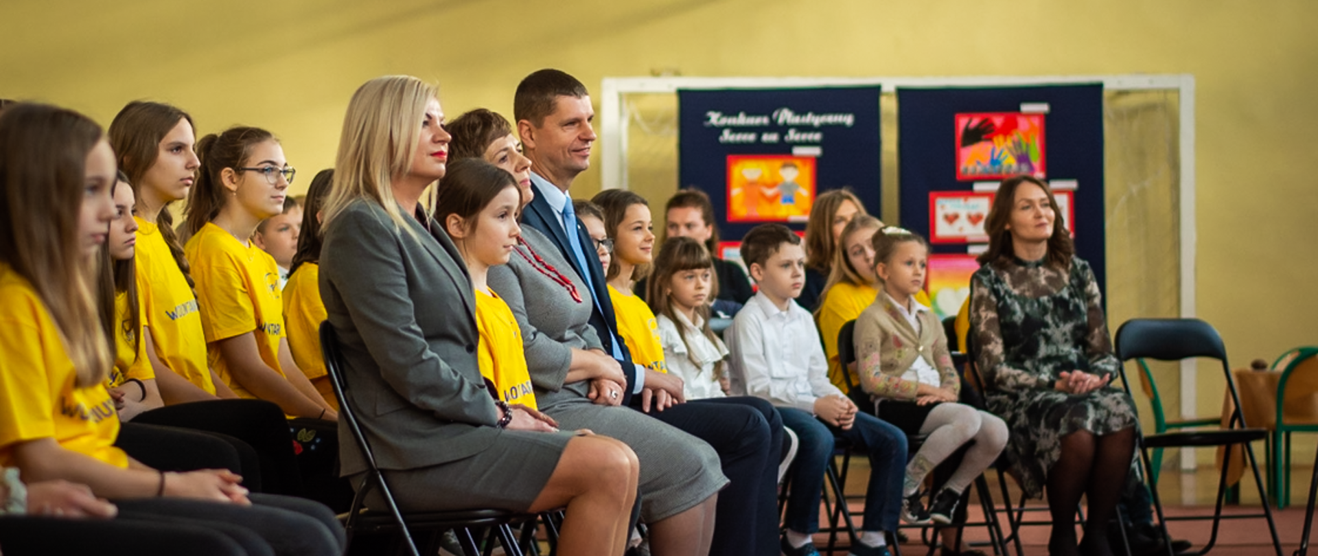 Minister Edukacji Narodowej i kurator podlaski razem z dziećmi podczas obchodów Dnia Wolontariusza