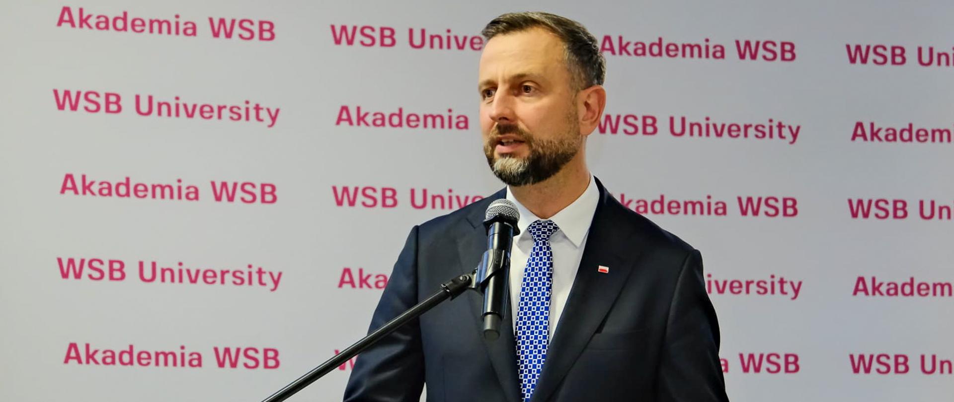 2 października 2026 r. w Dąbrowie Górniczej wicepremier - minister obrony narodowej Władysław Kosiniak-Kamysz wziął udział w inauguracji roku akademickiego w Akademii WSB. Podczas uroczystości Szef MON wygłosił wykład inauguracyjny nt. Bezpieczeństwo zaczyna się od wiedzy. Polska wobec wyzwań świata.