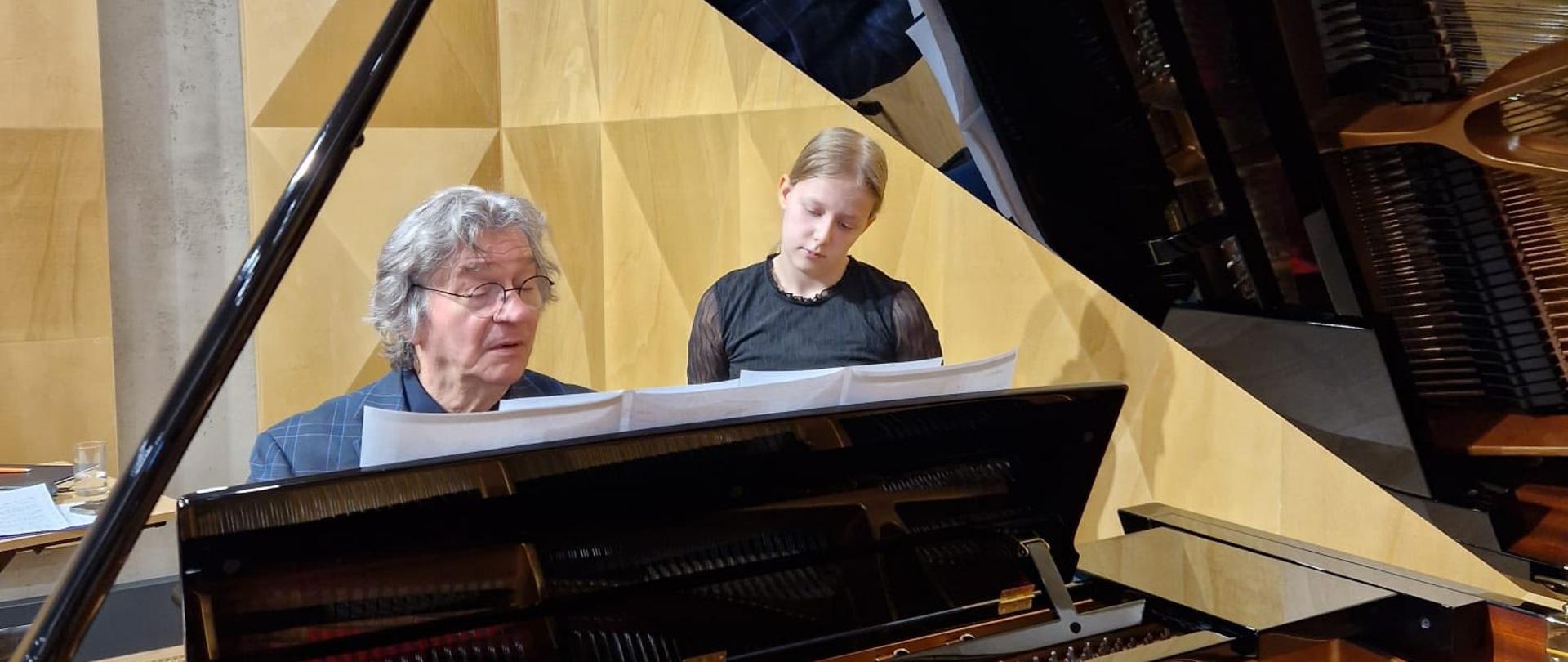 Nauczyciel i uczeń przy fortepianie