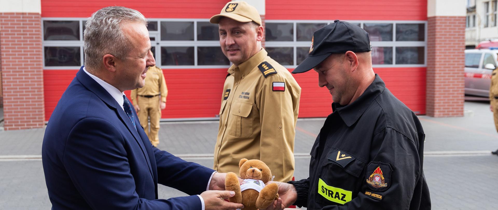 Na zdjęciu strażacy podczas uroczystości