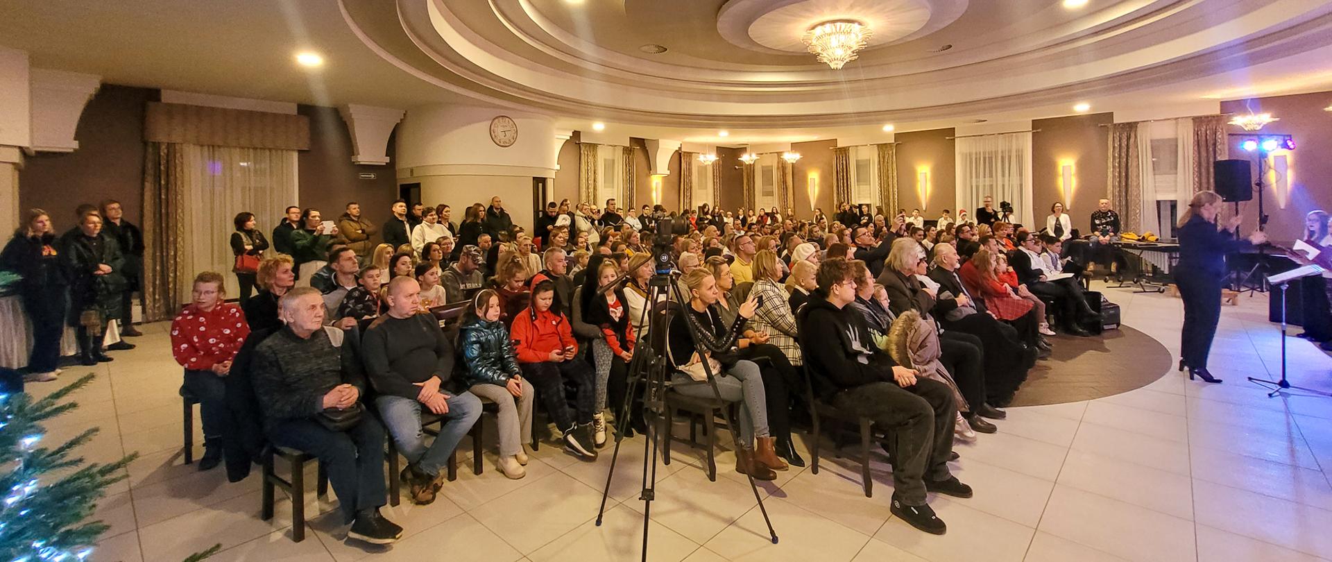 Koncert świąteczny 2023. Widok na publiczność zgromadzoną na koncercie.