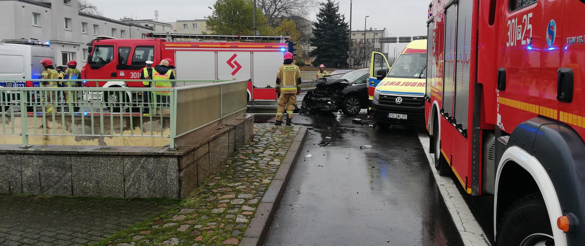 Widok Sił i Środków oraz rozbitego pojazdu