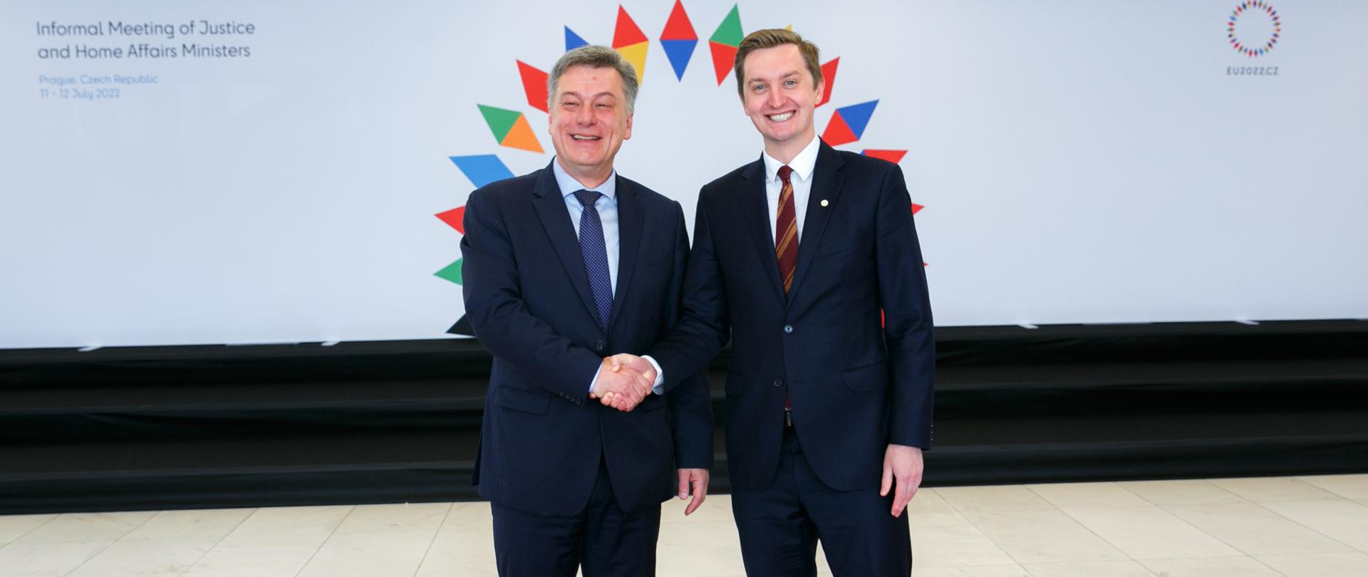 Minister sprawiedliwości Czech Pavel Blažek wita wiceministra sprawiedliwości Sebastiana Kaletę na posiedzeniu Rady Ministrów Sprawiedliwości i Spraw Wewnętrznych