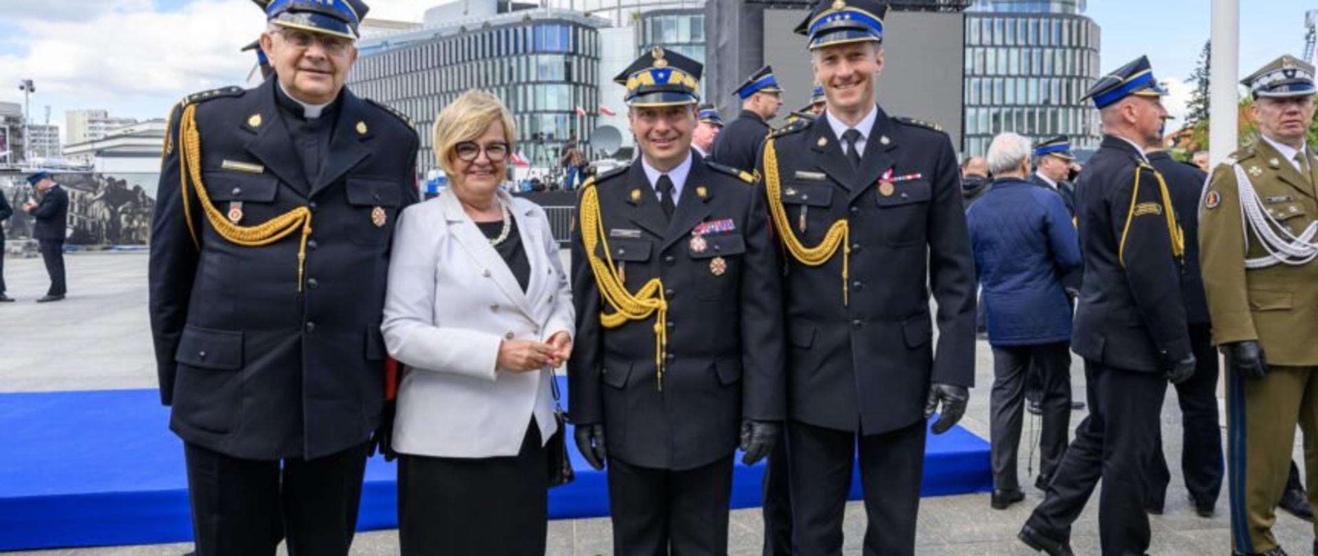 Zdjęcie przedstawia wojewodę podkarpackiego Teresę Kubas-Hul wraz ze strażakami