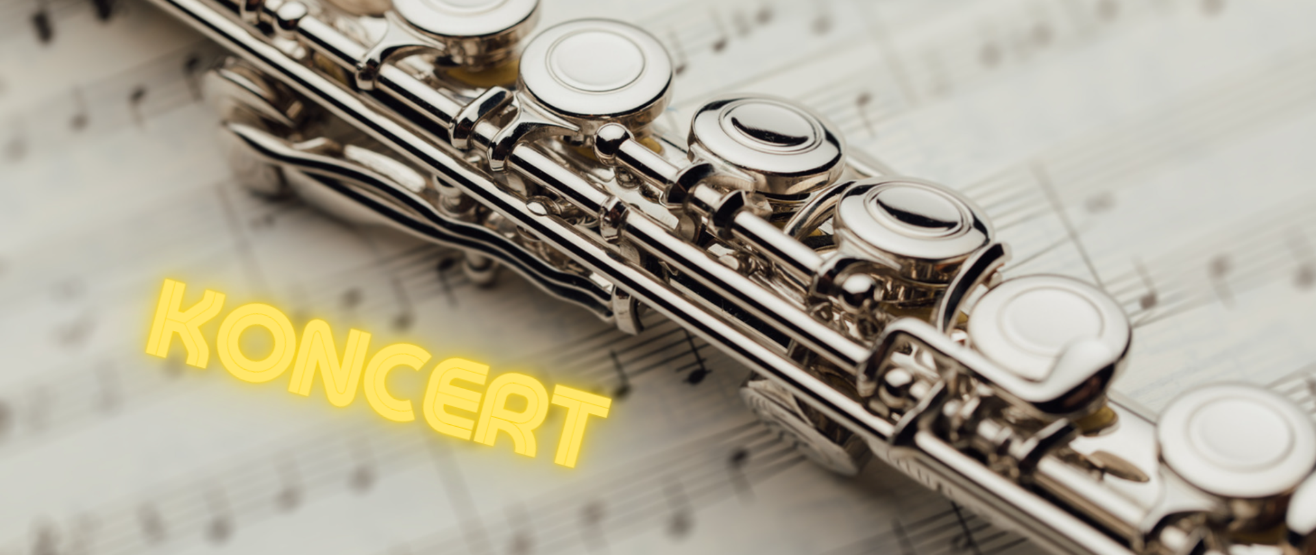 Grafika przedstawiająca rozmyte zdjęcie nut, na których widać fragment fletu poprzecznego, a w dolnym lewym rogu jest żółty napis KONCERT.