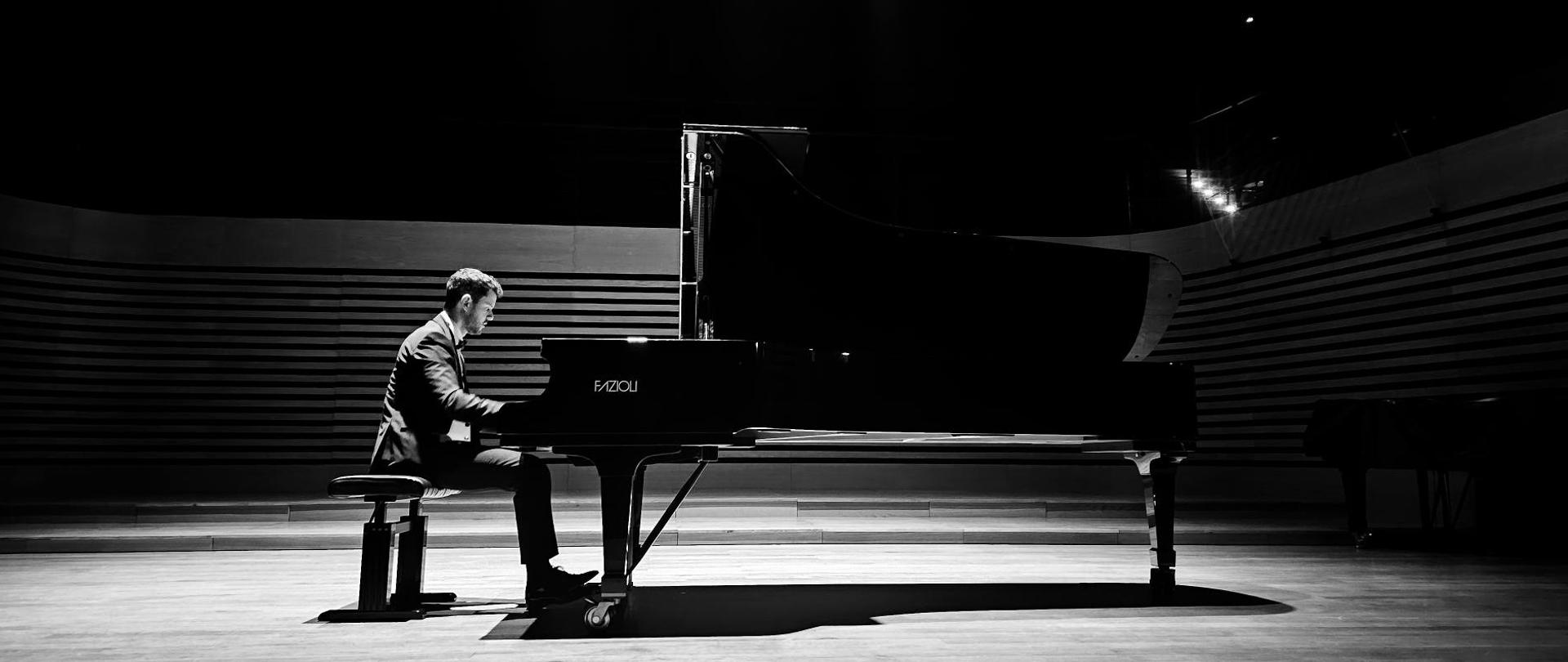 Mężczyzna gra na fortepianie.