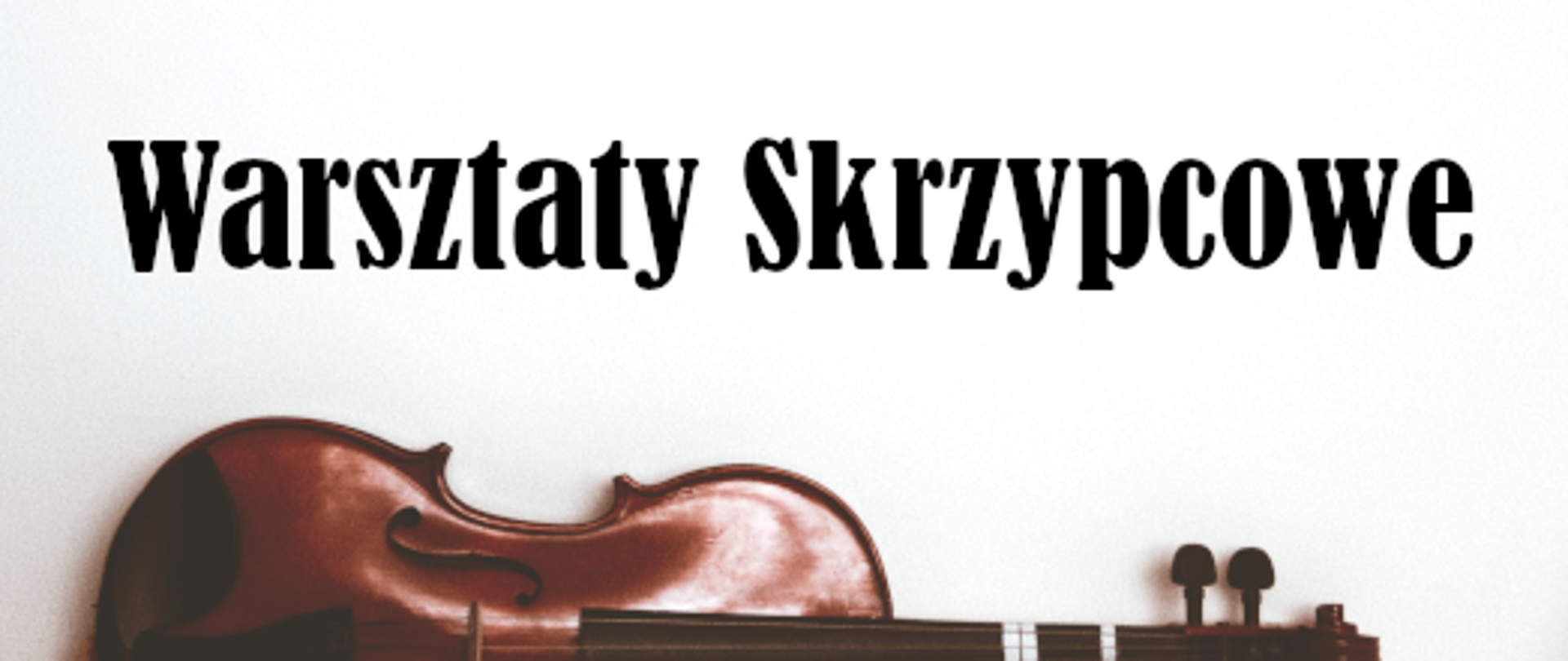 Na białym tle przy dolnej krawędzi połowa skrzypiec w orientacji poziomej, w górnej części czarnym fontem napis Warsztaty Skrzypcowe 