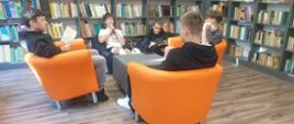 kadr z przebiegu akcji głośnego czytania w bibliotece szkolnej
