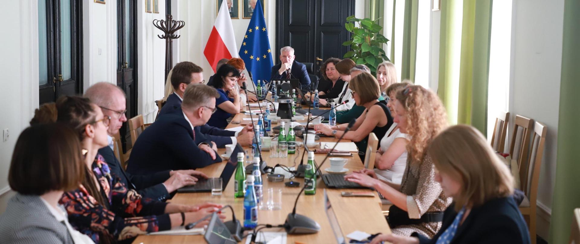 Na zdj. posiedzenie zespołu ds. bezpieczeństwa zdrowotnego kobiet. Prowadzi wiceminister Wojciech Konieczny.