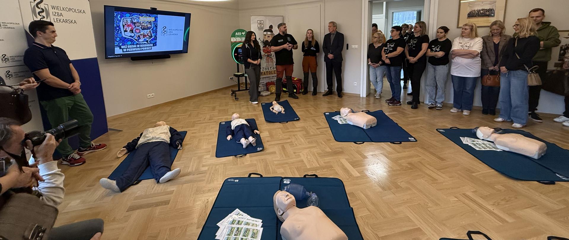 Zdjęcie grupowe, przygotowane fantomy do zajęć