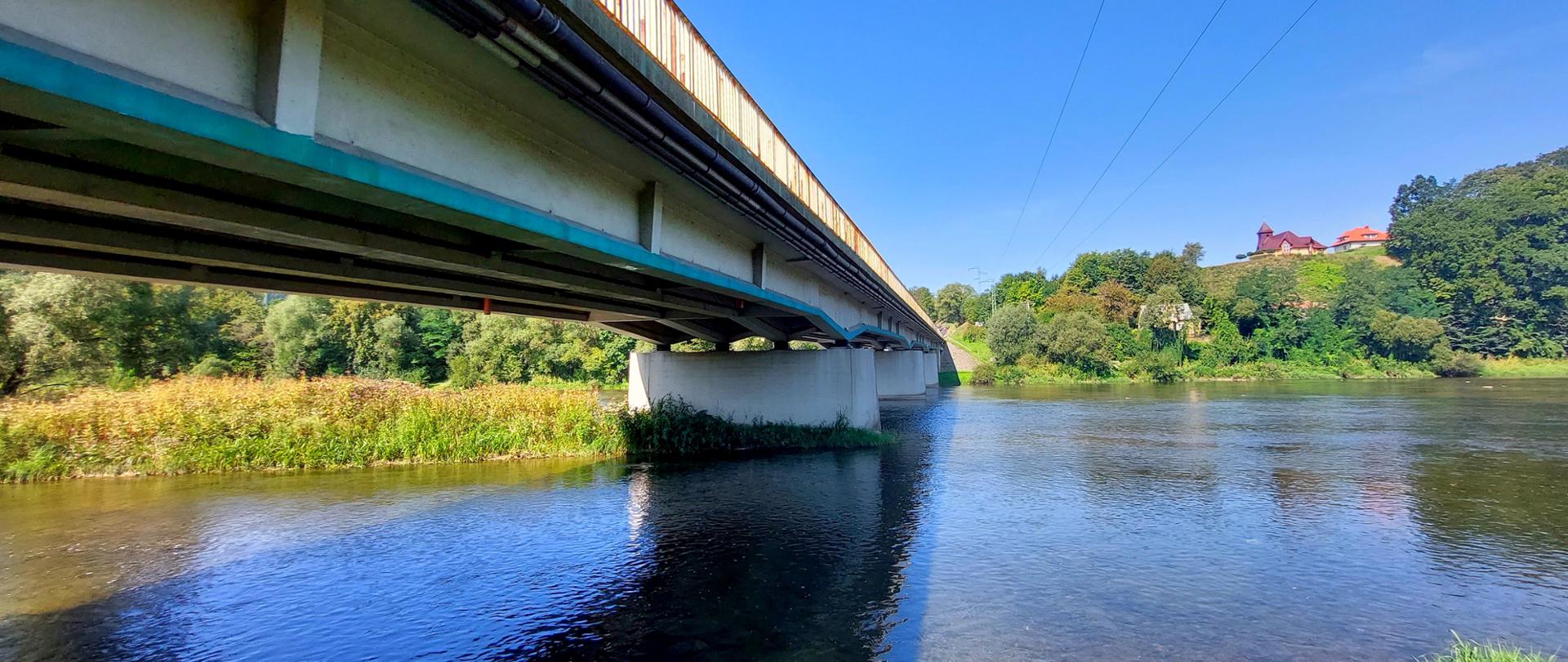 Słoneczna pogoda, zdjęcie mostu nad rzeką San zrobione z poziomu rzeki