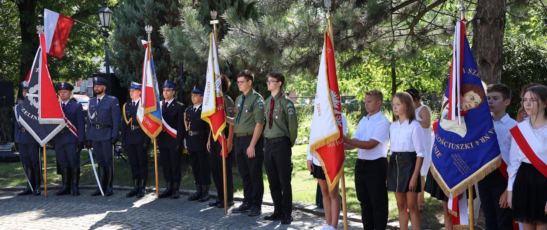 Poczty sztandarowe zgromadzone pod pomnikiem
